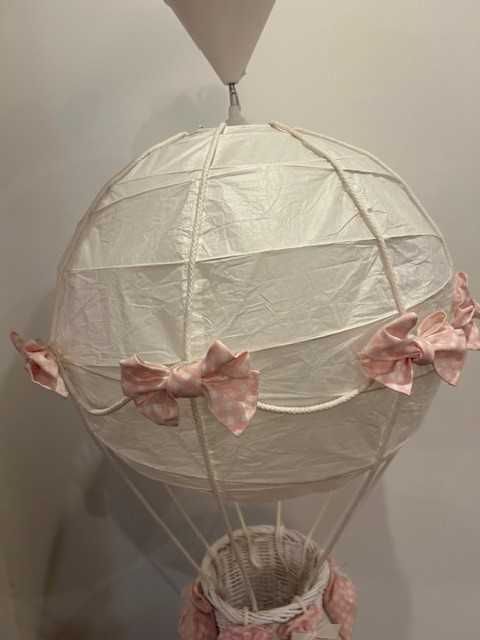 Candeeiro de tecto em forma de balão. Quarto de menina