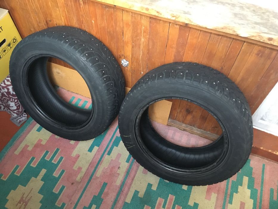 Зимняя шипованая резина на машину 215/55 R16