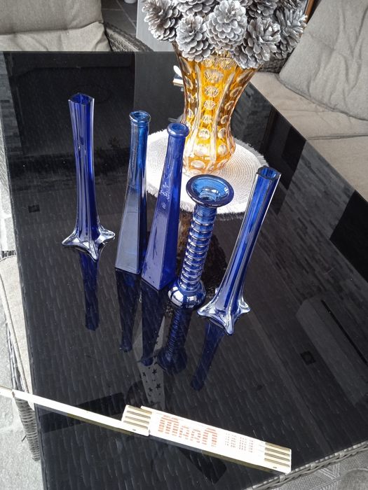 Wysokie niebieskie wazoniki 5 sztuk , (art deko) cena za całość