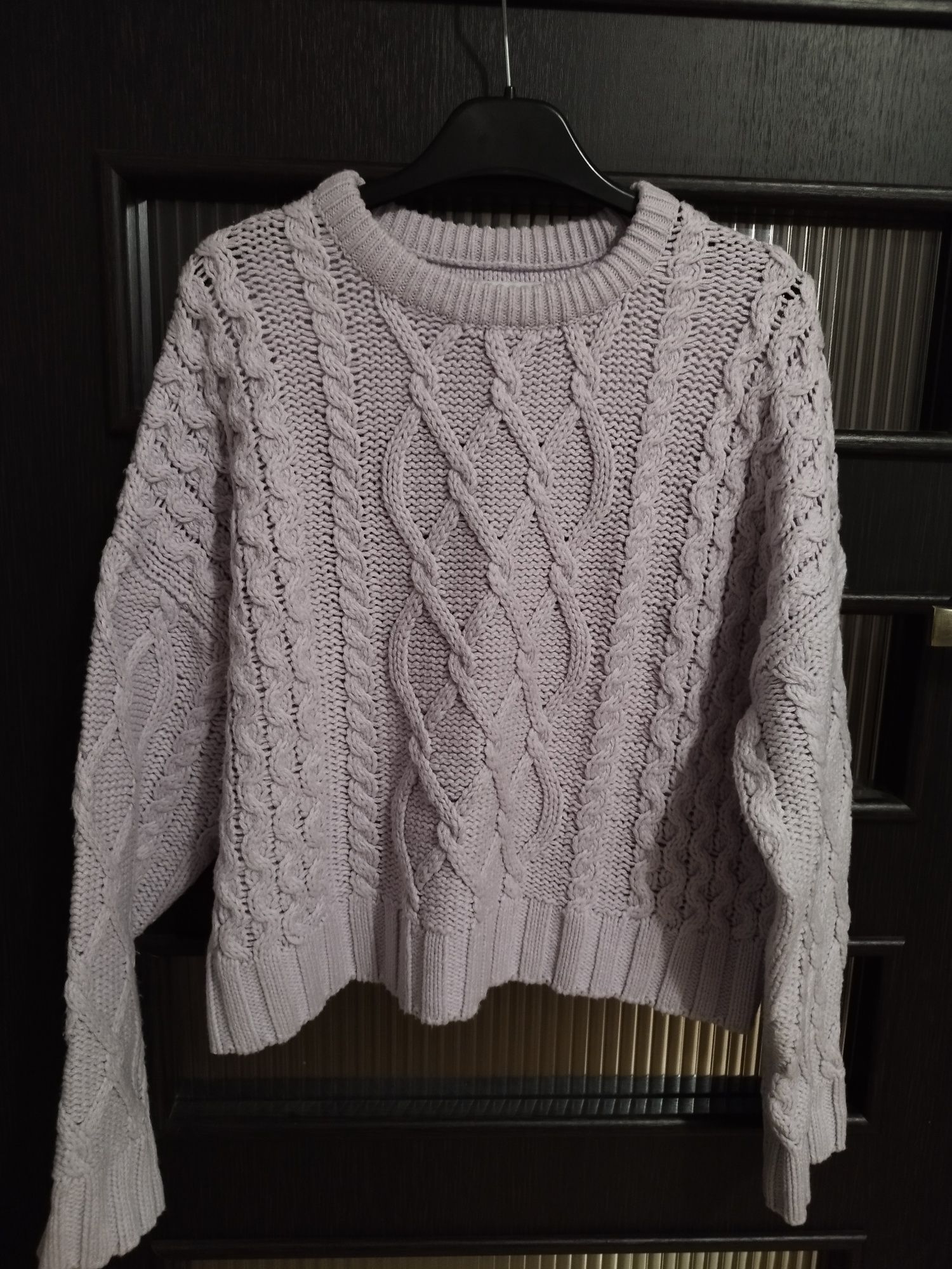 Sweter o warkoczowym splocie w kolorze lawendowym