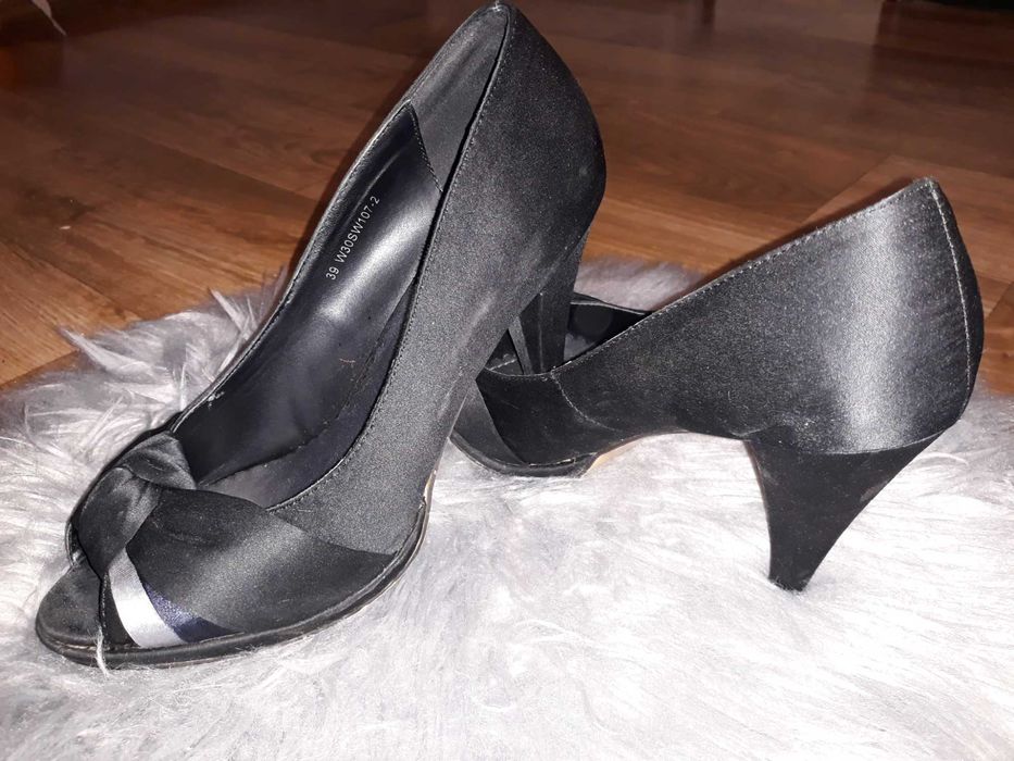 Obcasy czarne r. 39