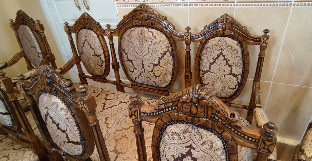 Антикварная мебель: 1 диван, 2 кресла, 4 стула.