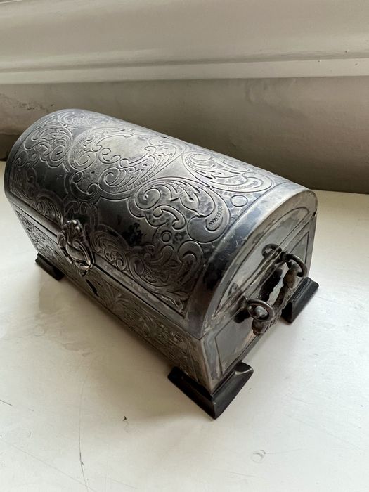 Arca guarda joias em prata trabalhada