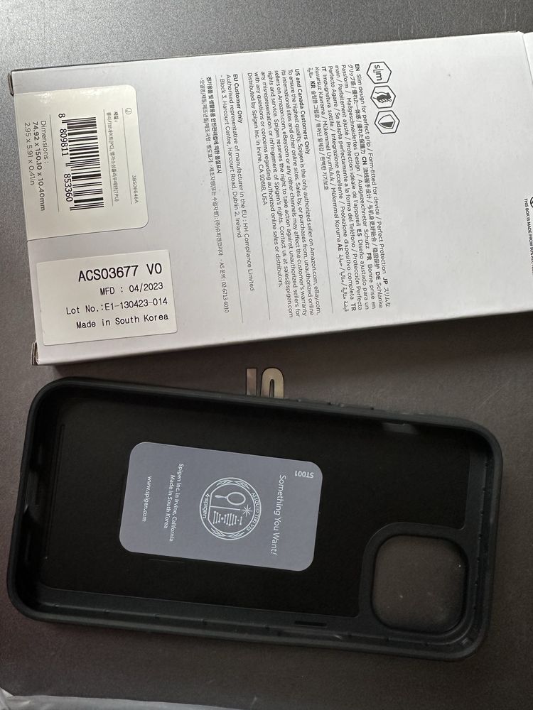 Чохол для iPhone 13 от Spigen