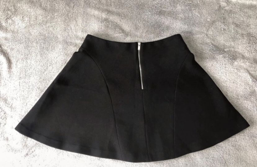 Czarna elegancka rozkloszowana spódniczka z suwakiem