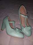 Sapatos novos verdes estilo anos 60 com salto largo.