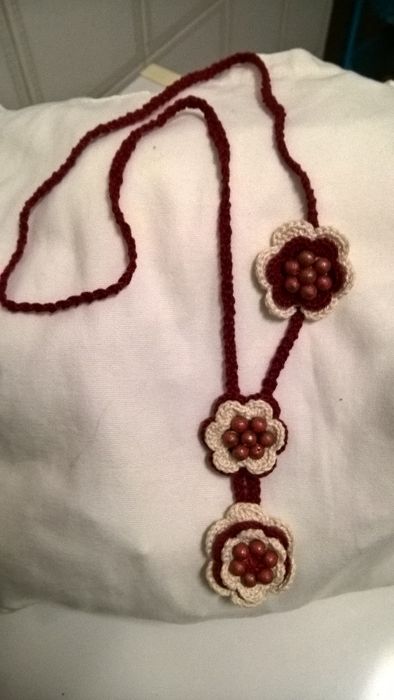Colar comprido crochet vermelho e branco com flores (portes incluídos)