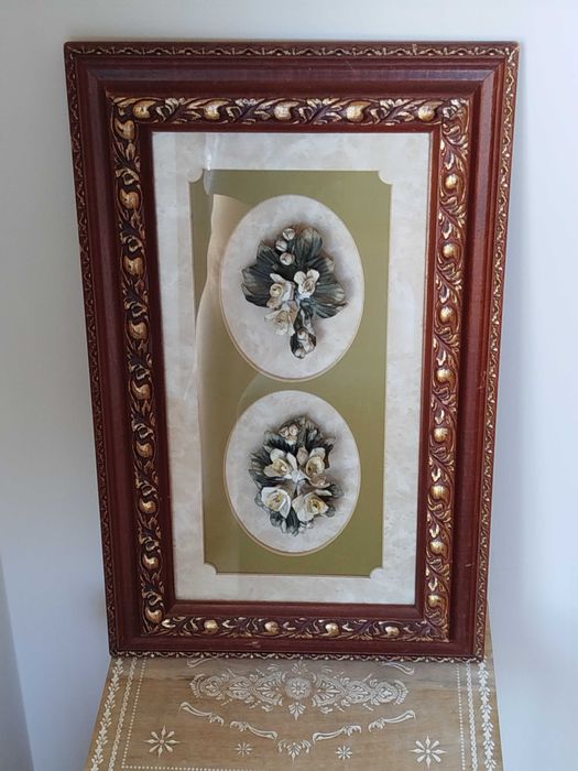 Quadro Antigo com flores em relevo, lindo