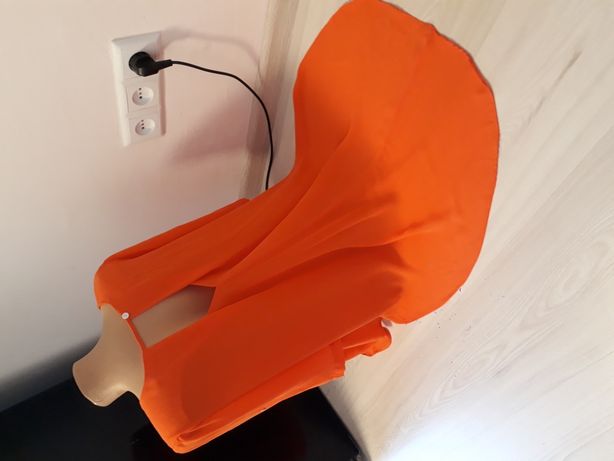 Оранжевая блуза со шлейфом.