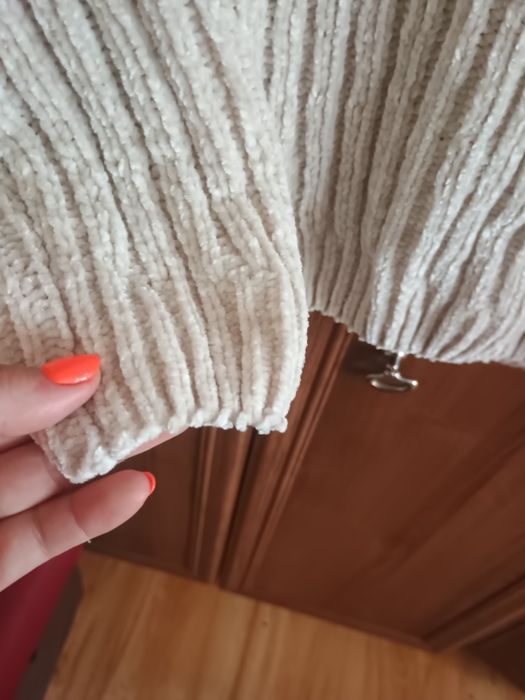 Sweterek beżowy przez głowę