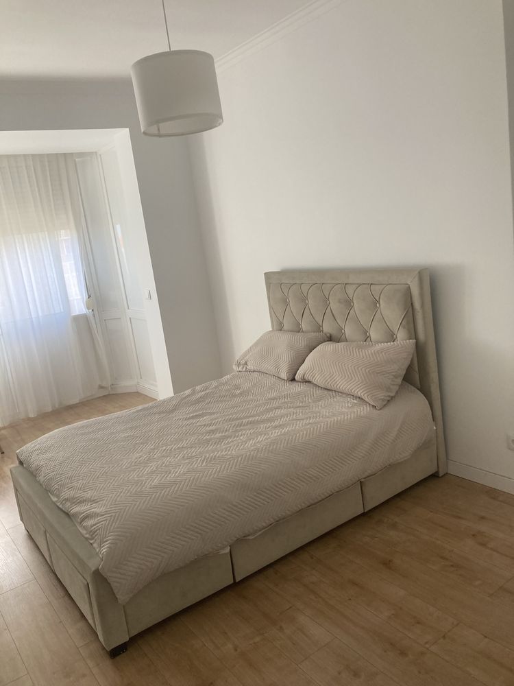 Cama de casal cinza