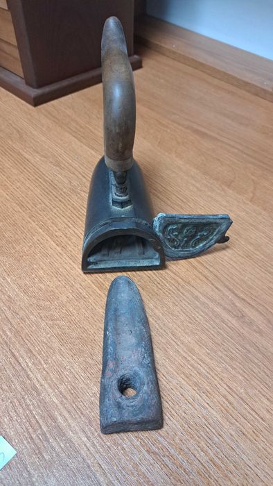 Zabytkowe żelazko z duszą – żeliwne z drewnianą rączką (103)