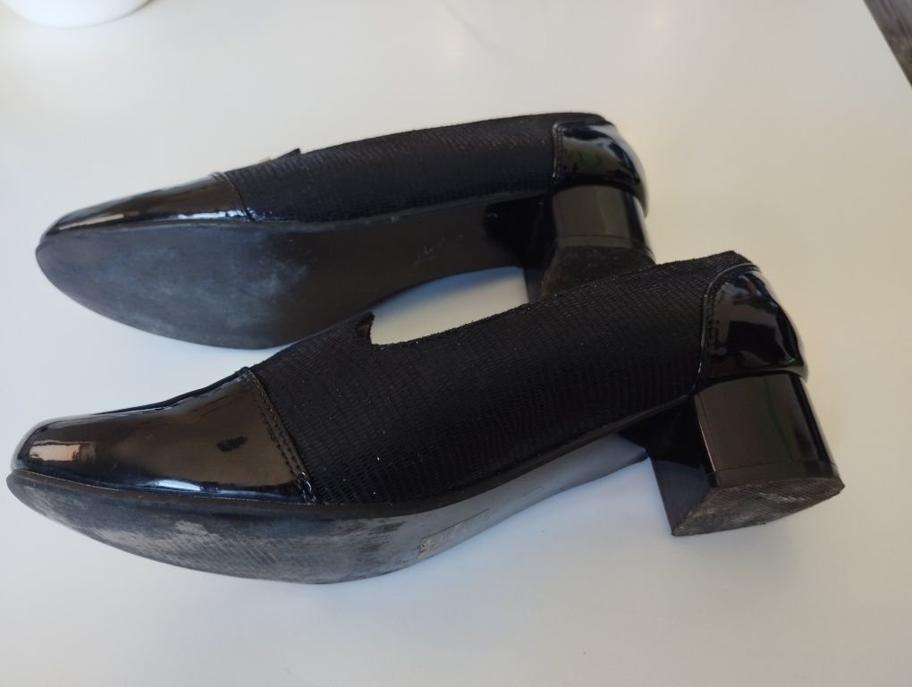 Czarne buty lakierki na niskim słupku, wkładka skóra, r. 39