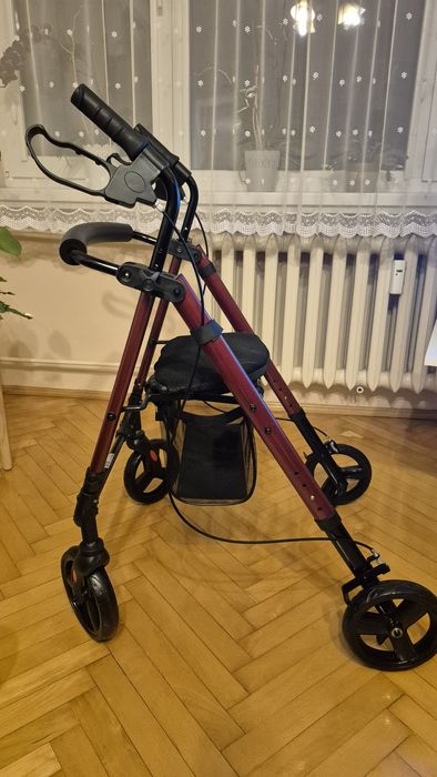 Chodzik dla seniora balkonik z siedziskiem na kółkach