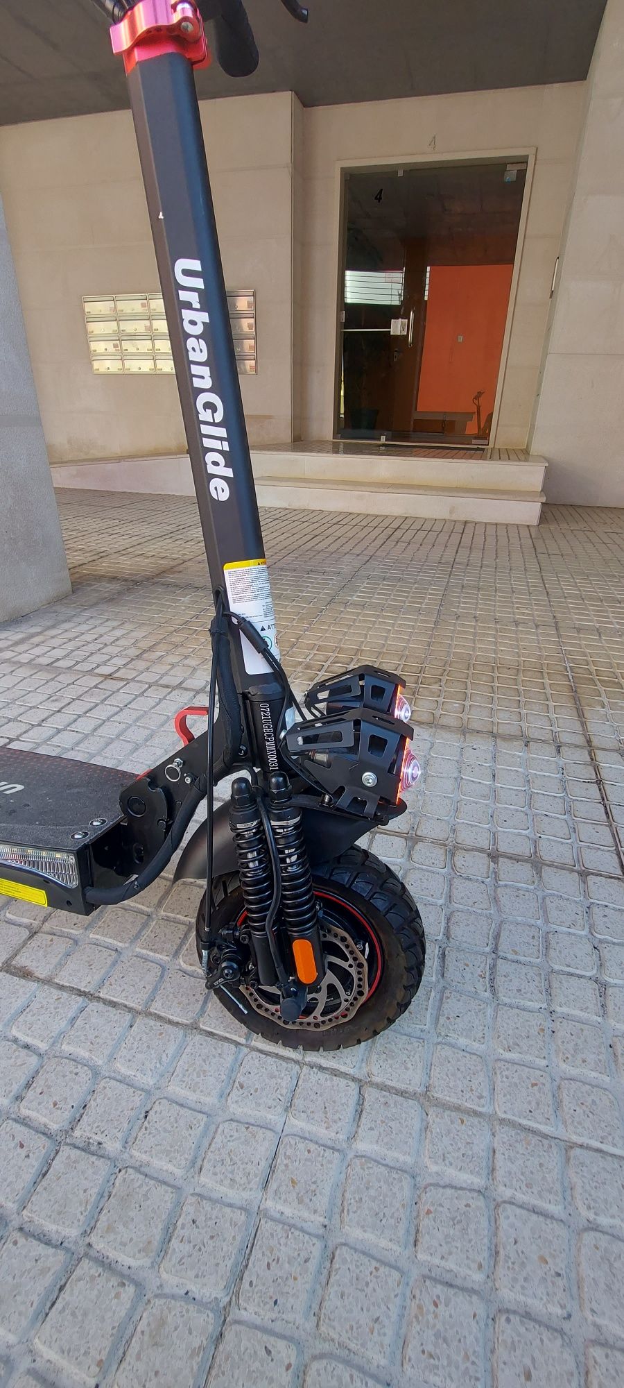 Vendo trotinette com 80km - como nova.
Oferta capacete, luvas e cadead