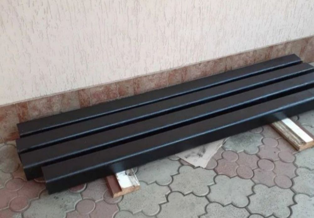 Металеві стовбчики, рельс, профтруба, каналізаційний люк .