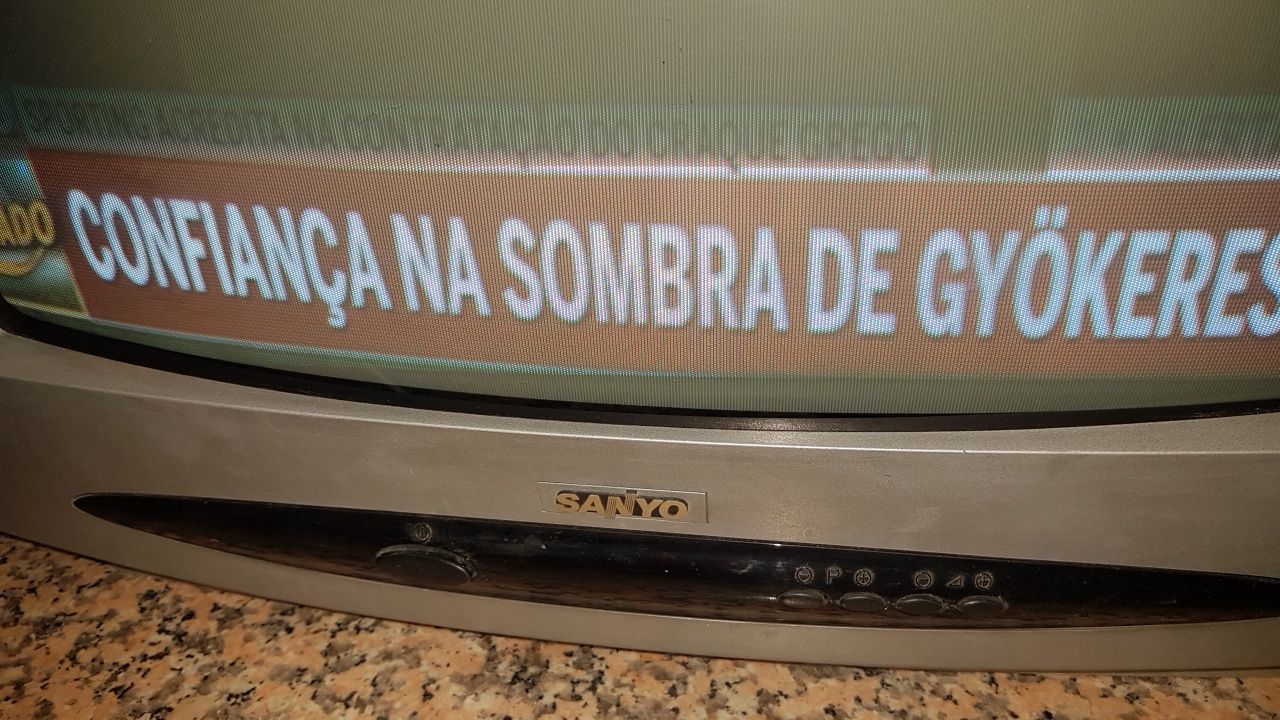 Televisão sanyo com comando