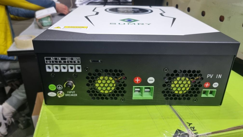 Гібридний сонячний інвертор SUMRY SM-2200H-12 1.8kW 12V 1 MPPT