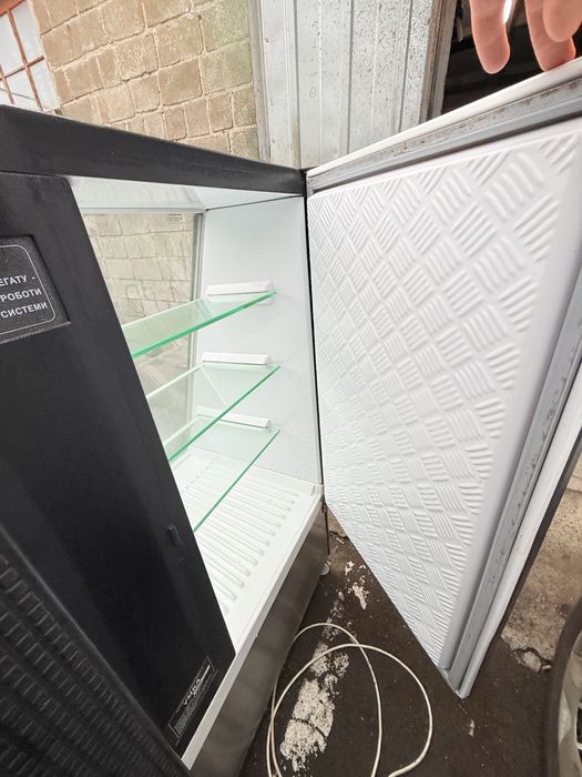 Продам Холодильну Вітрину Умка