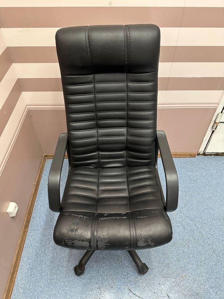 Крісло офісне 3шт Atlant BX Tilt PMSP в працюючому стані кресло кресла