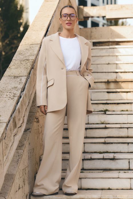 Жіночий брючний костюм