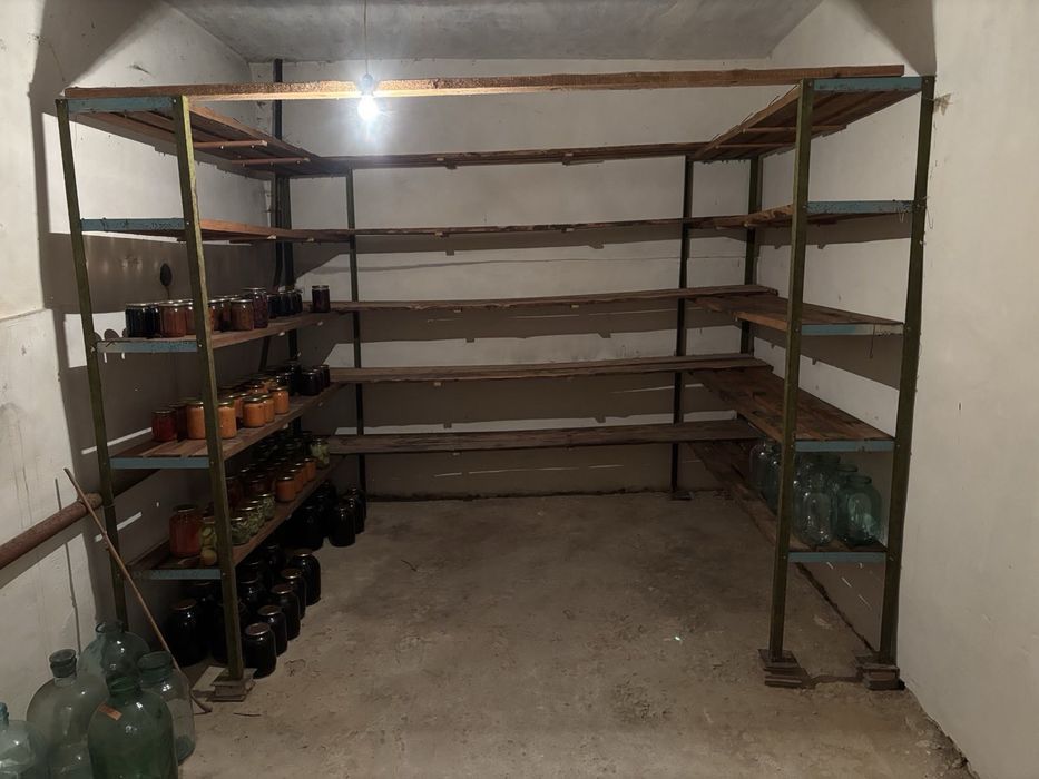 Продаж цегляного будинку, у центрі Хотова