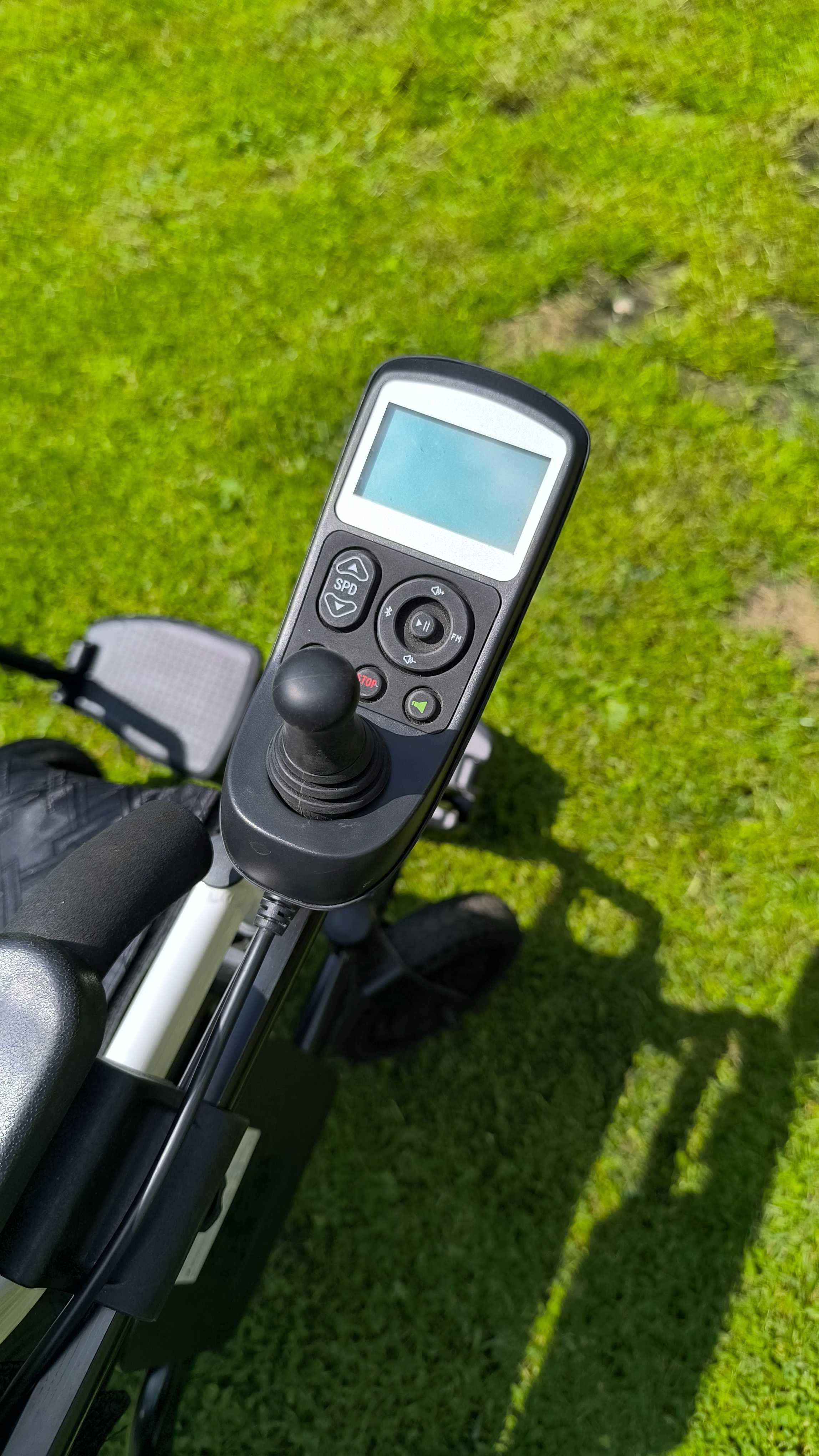 Wózek inwalidzki elektryczny z radiem i bluetootch.