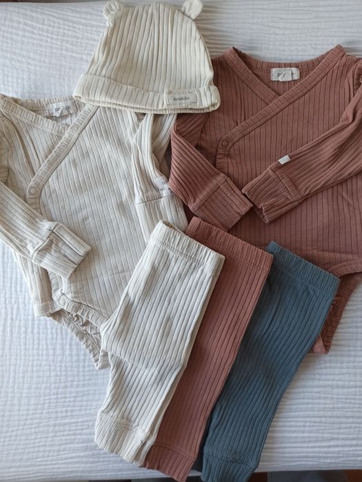 Zestaw komplet body i legginsy prążkowane Newbie 62 czapka regulacja