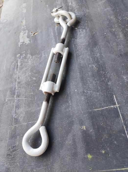 Śruba rzymska naciagowa