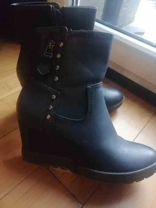 Botki zimowe na koturnie