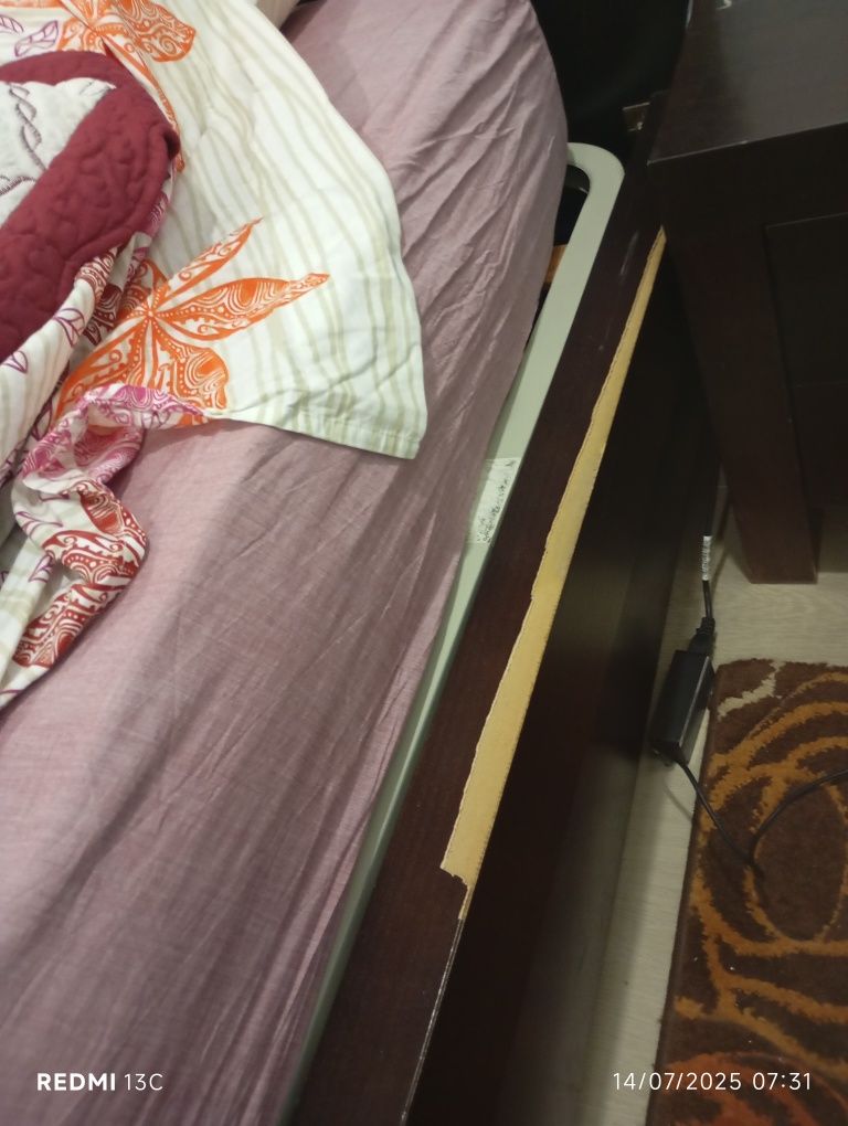 Cama + estrado+ mesinhas de cabeceira