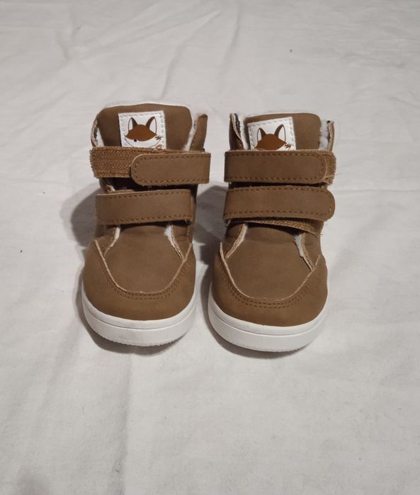 Продам теплые ботиночки на девочку или на мальчика фирмы fox &  bunny.