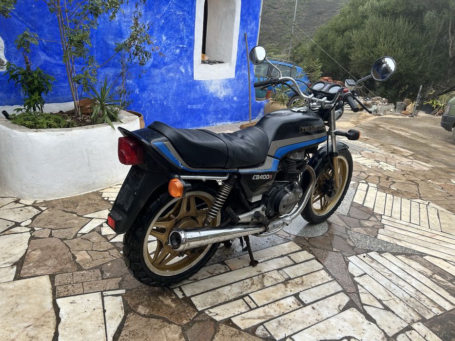 Honda CB400 N ano 1983 em bom estado.