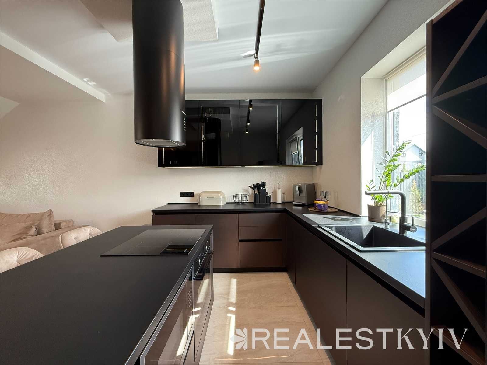 Сучасний будинок з ремонтом і меблями на Осокорках (Osokor Residence)