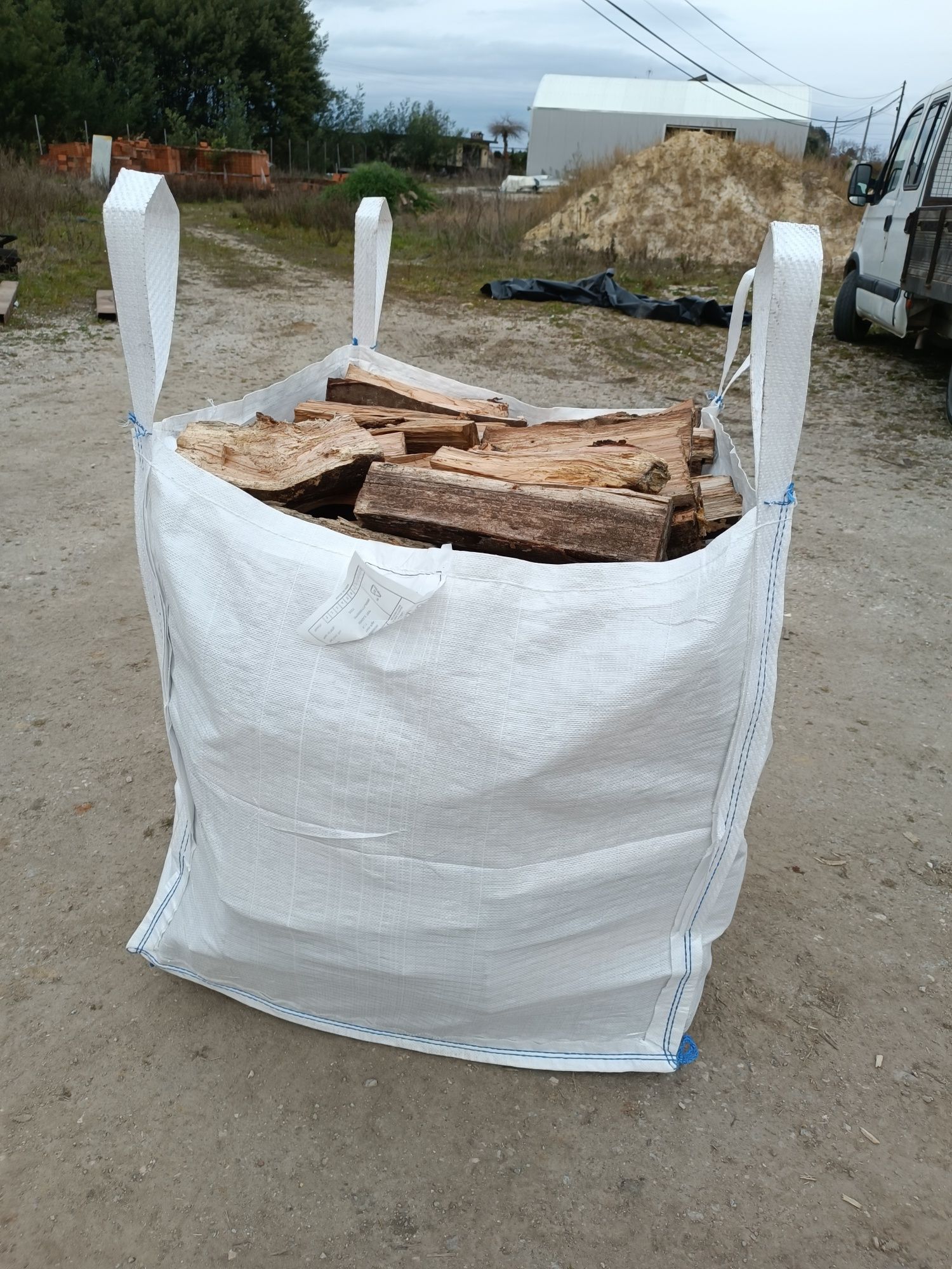 Vende-se lenha em big-bag