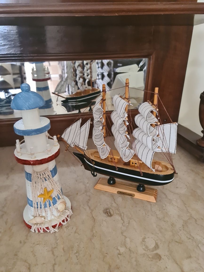 Decoração moderna. Farol e barco