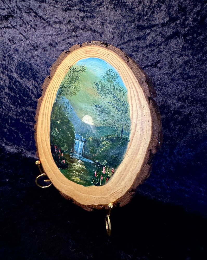 Queda de Água na Floresta ao Amanhecer – Arte em Madeira Pintada à Mão