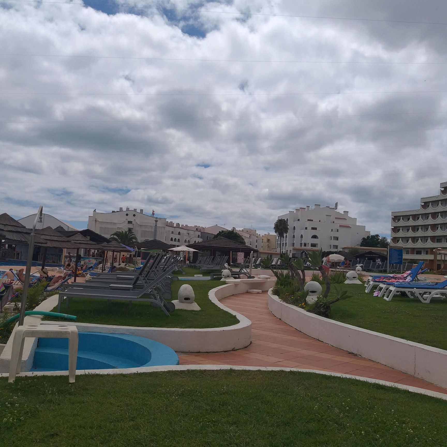 T0 com piscina e zonas relvadas