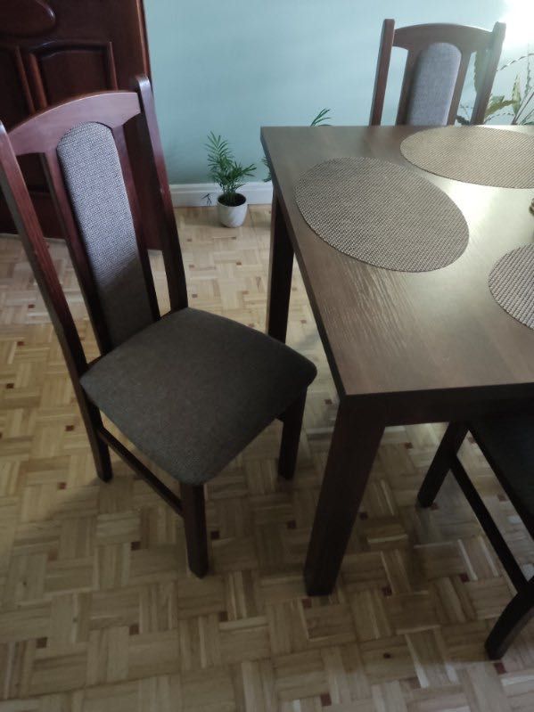 Drewniany stół i 6 krzeseł