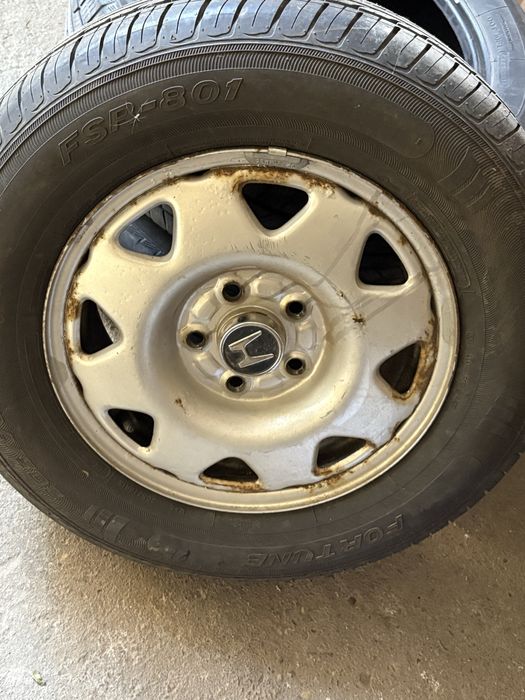 Opony wraz z felgami stalowymi od hondy crv gen 1 205/70R15