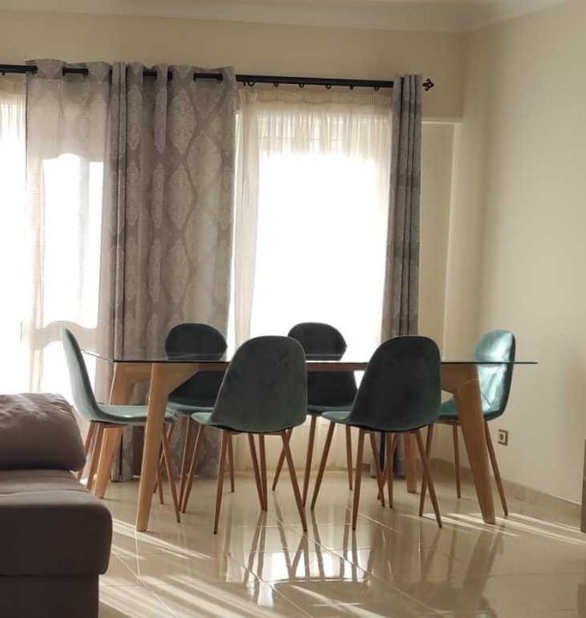 Mesa de jantar com tampo de vidro e madeira Carvalho