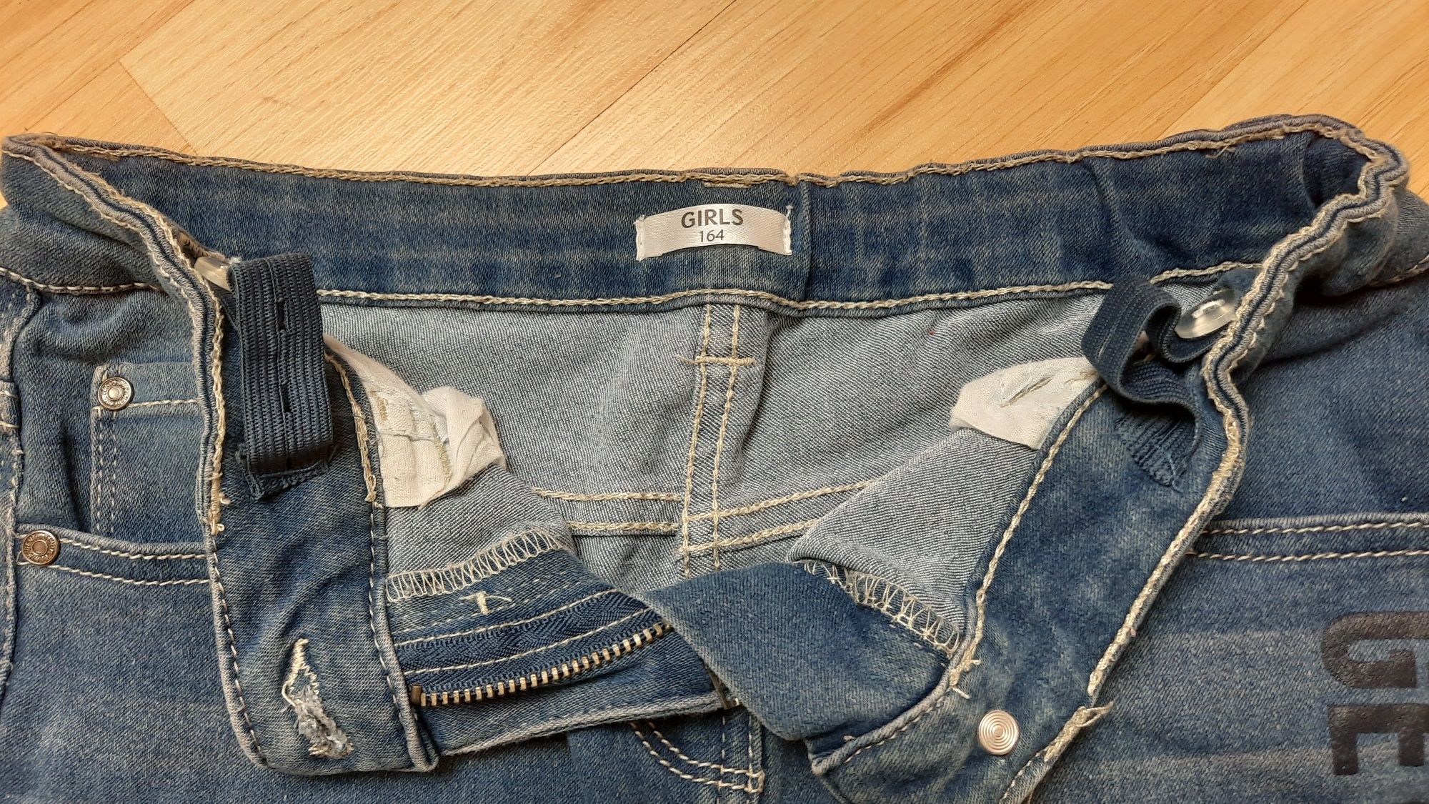 Spodnie jeansowe z napisem roz. 158-164