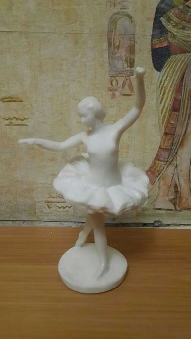 Фігурки з колкого пластику та мармуру