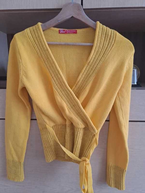 Żółty krótki sweterek