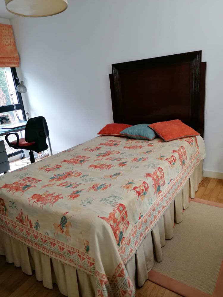 Cama com estrado e colchão