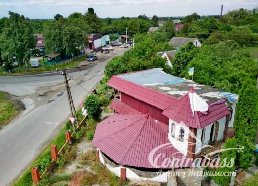 Двоповерховий будинок в селі Пії в Обухівському районі