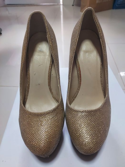 Sapatos dourados de senhora da S. Fashion