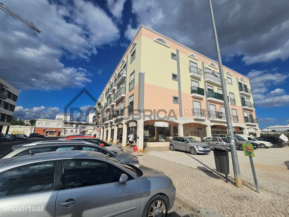 Apartamento t3 com lugar de garagem e arrecadação no centro de Alma...