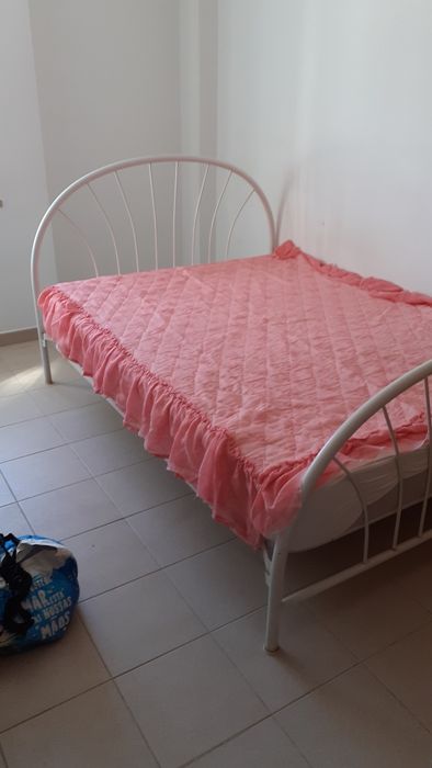 Cama casal vintage robusta em ferro com cabeceira