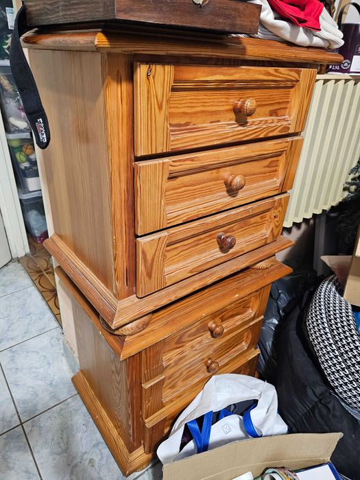 Drewniana szafka nocna